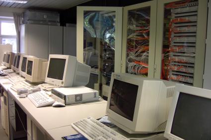 Blick auf die Server im Serverraum